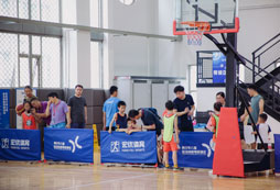 中場休息去找爸爸媽媽