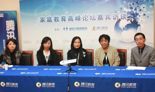 騰訊教育觀察員宋少衛(wèi)老師（右一）專訪本次論壇與會(huì)聽(tīng)眾