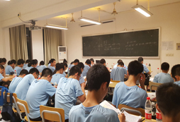 假期應(yīng)該讓孩子參加上海英語夏令營活動(dòng)嗎？