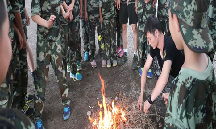  巨峰軍事夏令營的營員正在野外聚會