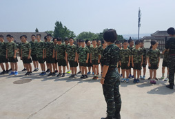  巨峰軍事夏令營的營員正在野外聚會(huì)