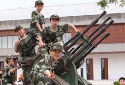 軍事夏令營融合“游”和“學”