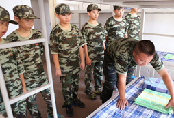 巨峰成長(zhǎng)軍事夏令營(yíng)讓孩子真正成為小戰(zhàn)士