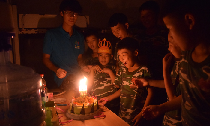 夏令營中的生日晚會(huì)