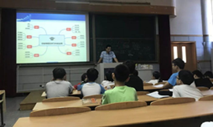 老師在講臺上講學(xué)習(xí)方法