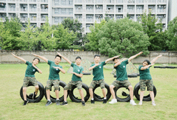 學(xué)員擺pose拍照片