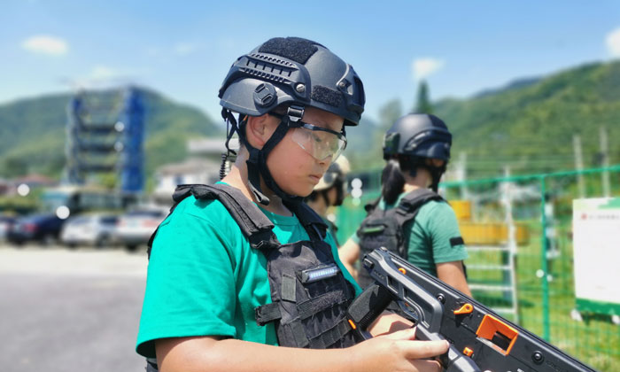 孩子們玩真人CS正起興
