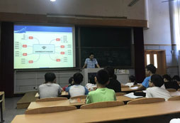 老師在講臺上講學(xué)習(xí)方法