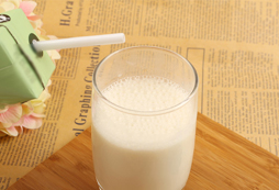 杭州聚冠減肥夏令營(yíng)：睡前喝牛奶還是酸奶好？