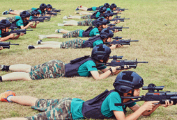 孩子參加聚冠教育軍事夏令營提升綜合素質(zhì)
