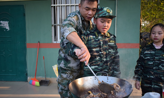 江西軍事夏令營孩子學習做飯