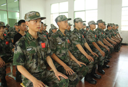 參加江西小學(xué)生夏令營體驗(yàn)小紅軍長征路