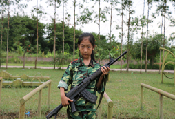 參加軍事假日營到戶外打真人CS吧！