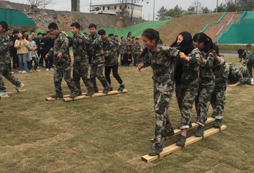 嘉興青少年夏令營女子軍事塑造女嬌娃