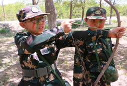 參加景德鎮(zhèn)軍事夏令營嚴格規(guī)范孩子行為習慣