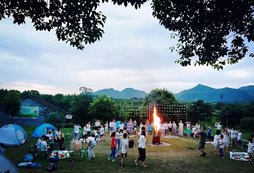 井岡山拓展夏令營讓孩子在學(xué)習(xí)中自由發(fā)揮