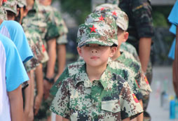 金華全封閉軍訓(xùn)夏令營(yíng)讓孩子真正成為小戰(zhàn)士