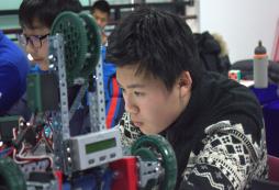 機器人夏令營喚醒熊孩子們的飛行夢