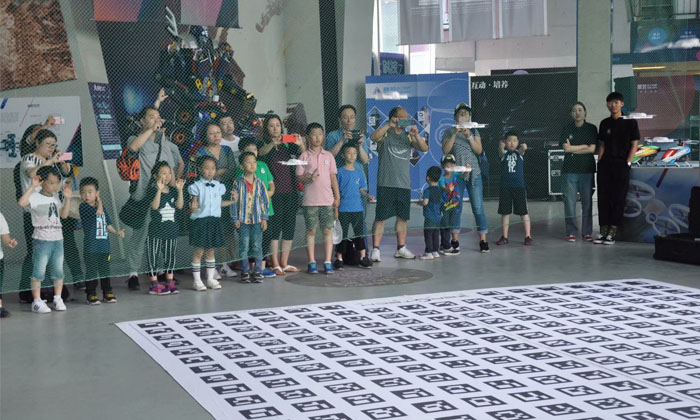 機器人主題夏令營提升孩子科技素養(yǎng)