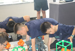 青少年參加機(jī)器人夏令營(yíng)促進(jìn)孩子成長(zhǎng)