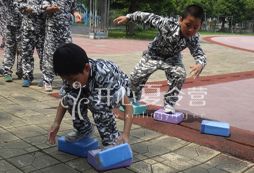 小伙伴正在野外過河