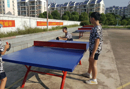 一起打乒乓球
