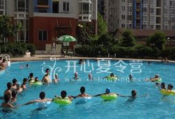 快樂(lè)的水上團(tuán)體運(yùn)動(dòng)