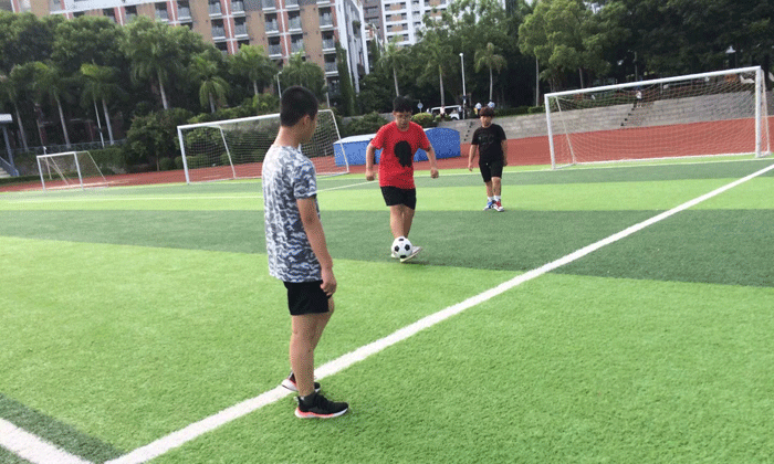 一起踢足球