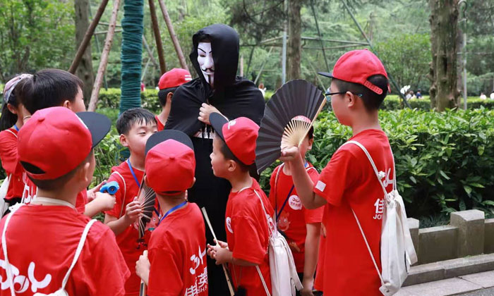 黑衣人暗示