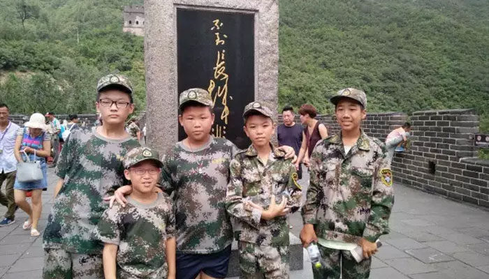 爬累了，安靜的坐在長(zhǎng)城的石階上