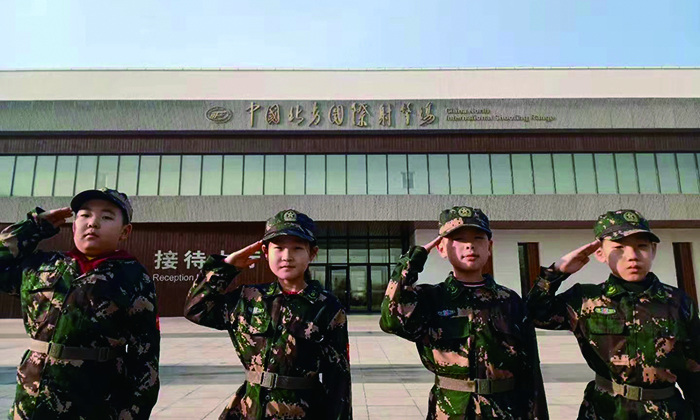 敬禮合照