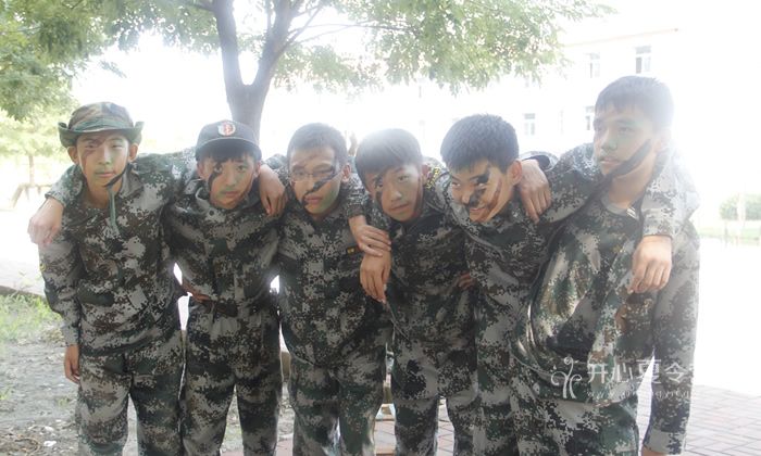 參加軍事將帥夏令營(yíng)爭(zhēng)做少年特種兵
