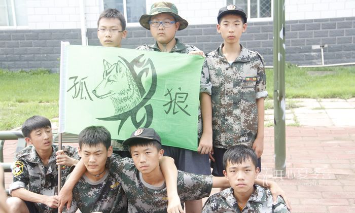 參加軍事將帥夏令營(yíng)爭(zhēng)做少年特種兵