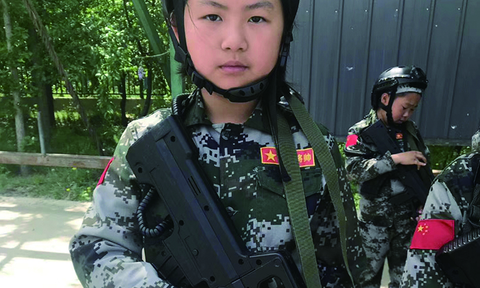 持槍拍照