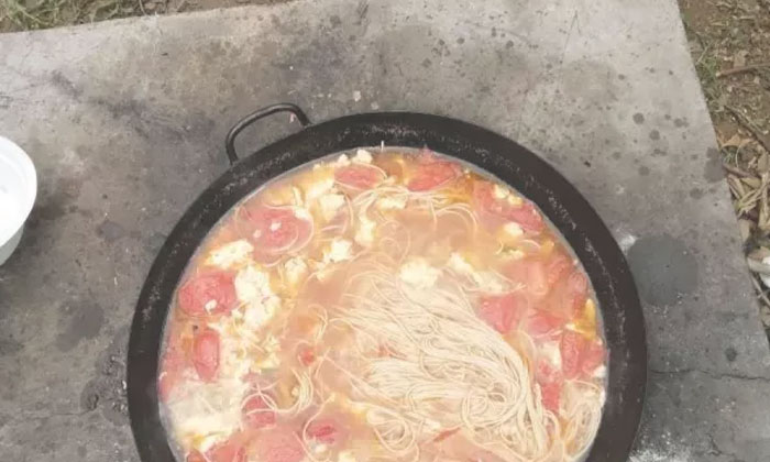 看我們心靈手巧的“大廚們“野炊能力