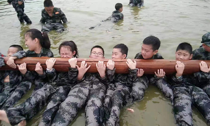 在水中訓練