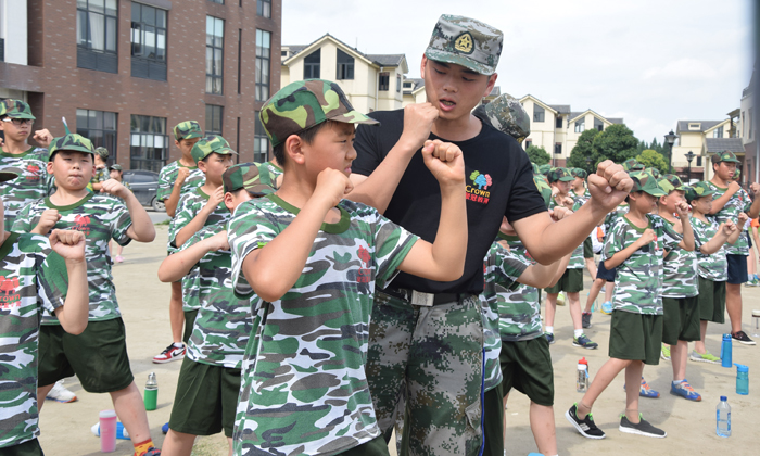 青少年軍旅體驗(yàn)夏令營機(jī)構(gòu)推薦