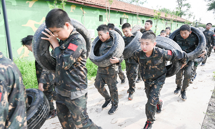 軍事夏令營(yíng)改掉孩子壞習(xí)慣！.gif