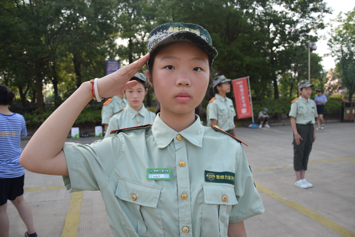 女孩子軍事夏令營