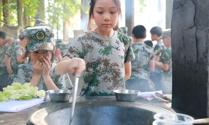 女孩子軍事夏令營