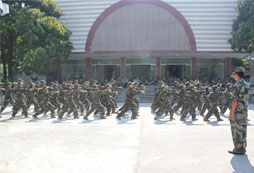 軍事夏令營讓孩子不怕挫折！