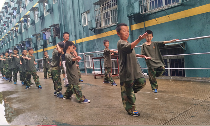 軍事夏令營(yíng)中孩子們?cè)谟?xùn)練