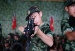 參加上海軍訓(xùn)強(qiáng)化訓(xùn)練營(yíng)學(xué)習(xí)軍人作風(fēng)！
