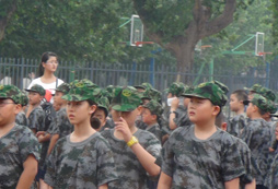 想要給孩子一個(gè)難忘的成長(zhǎng)體驗(yàn)？軍事夏令營(yíng)報(bào)名哪家好，答案在這里！