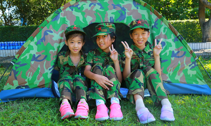 軍事夏令營(yíng)中孩子們?cè)谝巴庾∷? width=