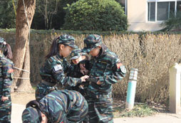 想讓孩子成為一名真正的軍人就來參加軍事化夏令營.