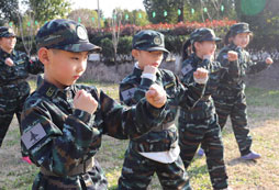 參加軍旅團(tuán)營排為孩子的成長畫上一個完美的句號