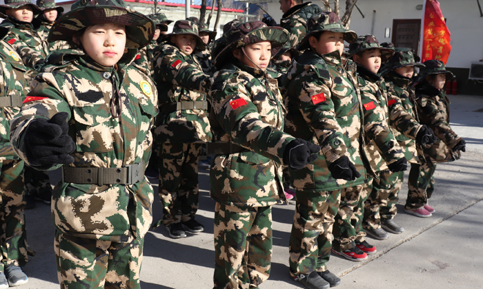孩子去軍事夏令營(yíng)