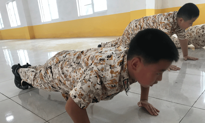軍事冬令營(yíng).gif