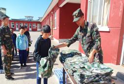 軍世紀(jì)夏令營(yíng)會(huì)給孩子發(fā)放什么衣物呢？
